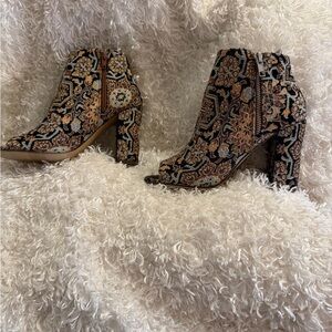 Candie’s Floral Multi Colored Patterned Ankle Open Toe Bootie size 7 NWT & Box